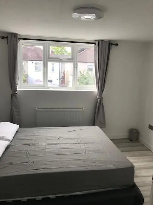 30A Mortlake Villa London 0*,