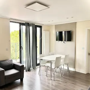 Luxurious 2 Bedroom Flat In London