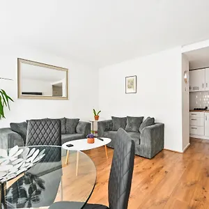 Lovely 2-bed, Sleeps 6, Near Stratford Station & Abba Voyage, London
